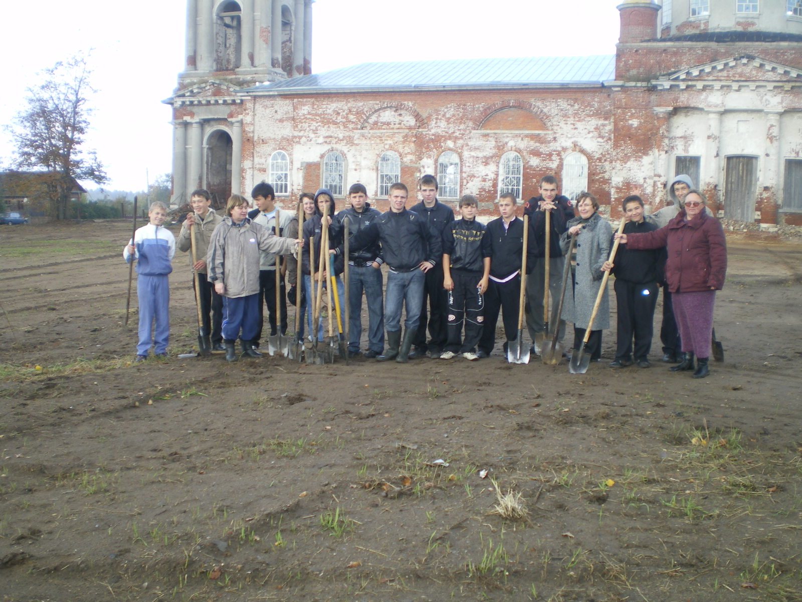 Посадка саженцев около сельской церкви , 2009